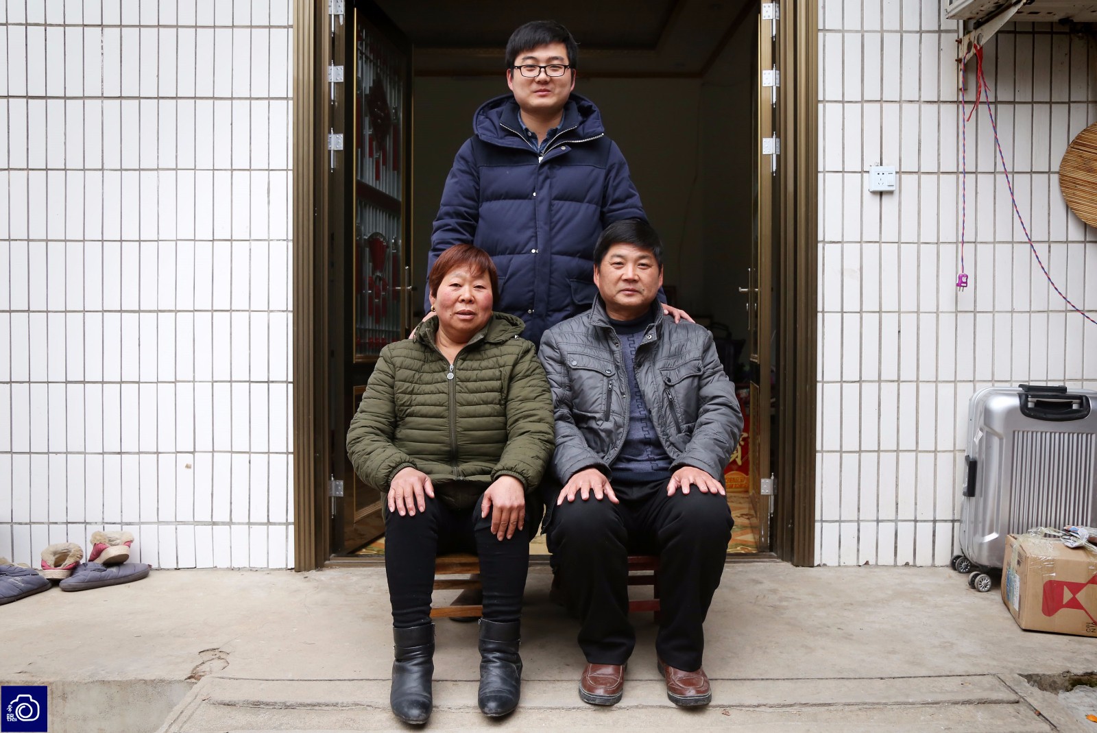 河南小伙返程前跪谢父母养育恩,已坚持5年|孙鹏飞|父母|河南_新浪新闻