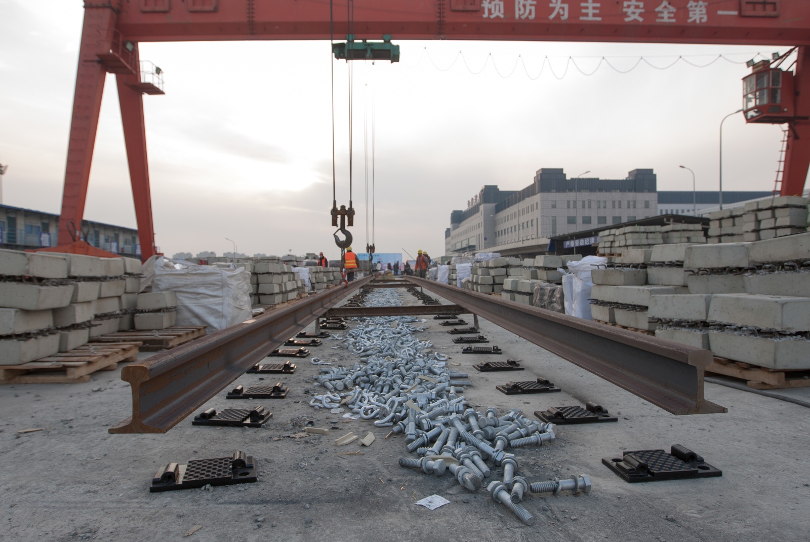 长春地铁2号线一期工程正线道床铺设完成77