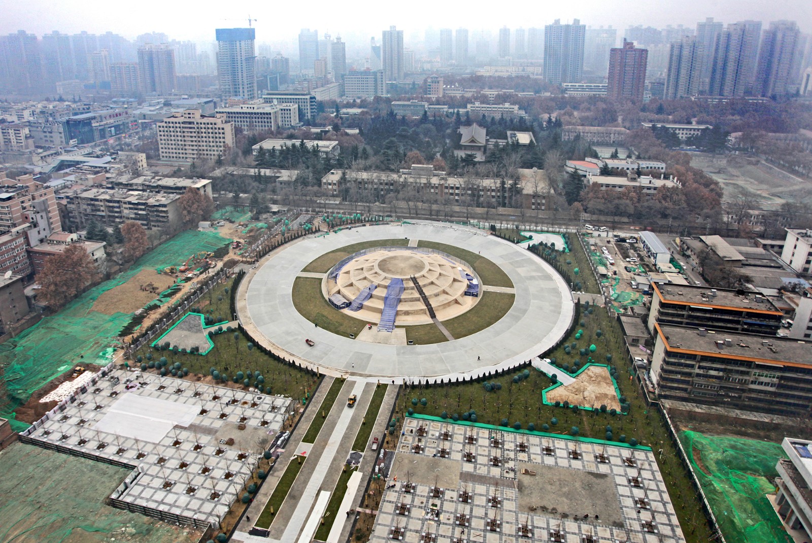 1月2日,陕西省西安市南郊天坛路的天坛遗址公园建设现场,施工人员还在