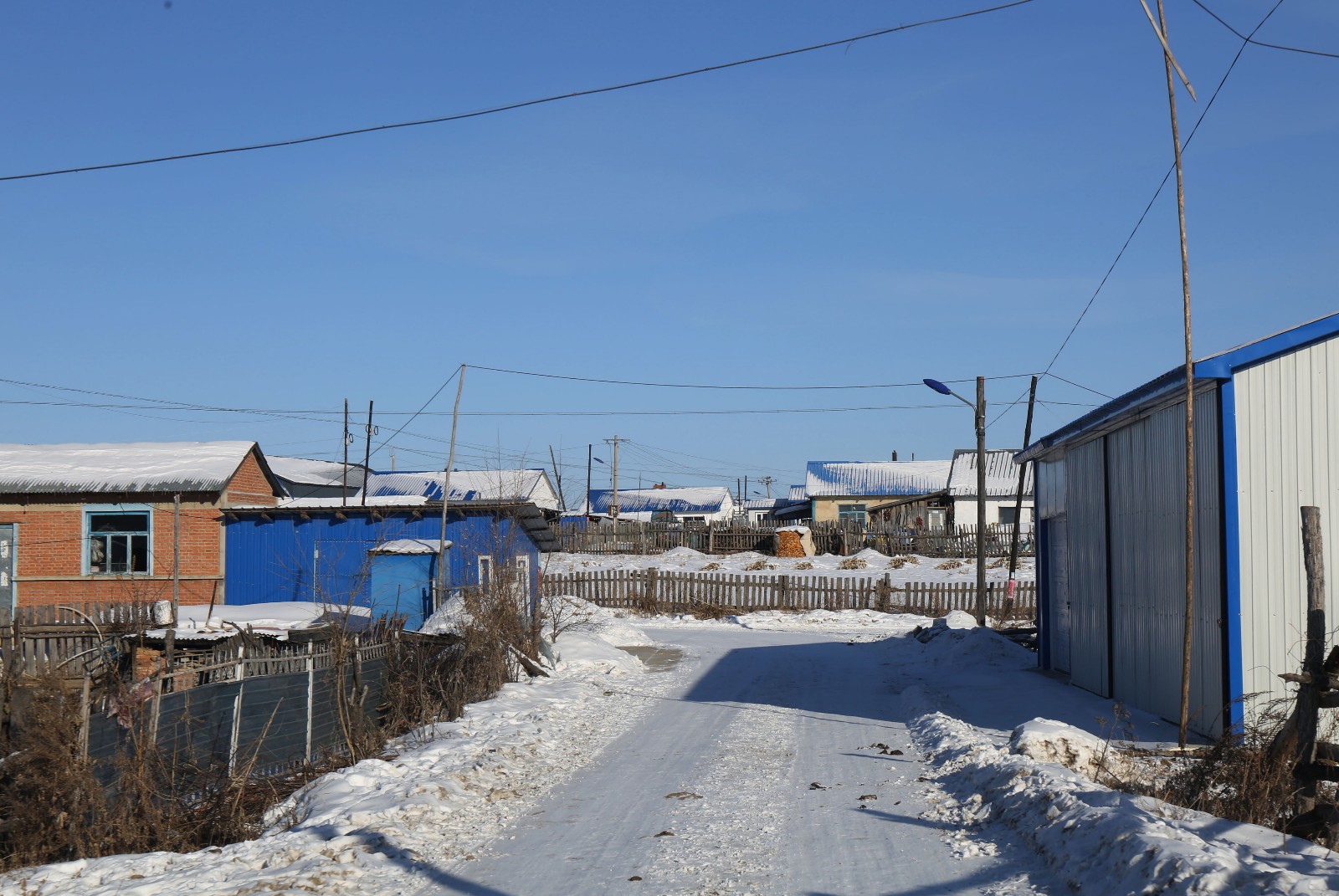 中俄边境小屯子十家九空,街道有点寂寞,谁家有喜事全村来帮忙