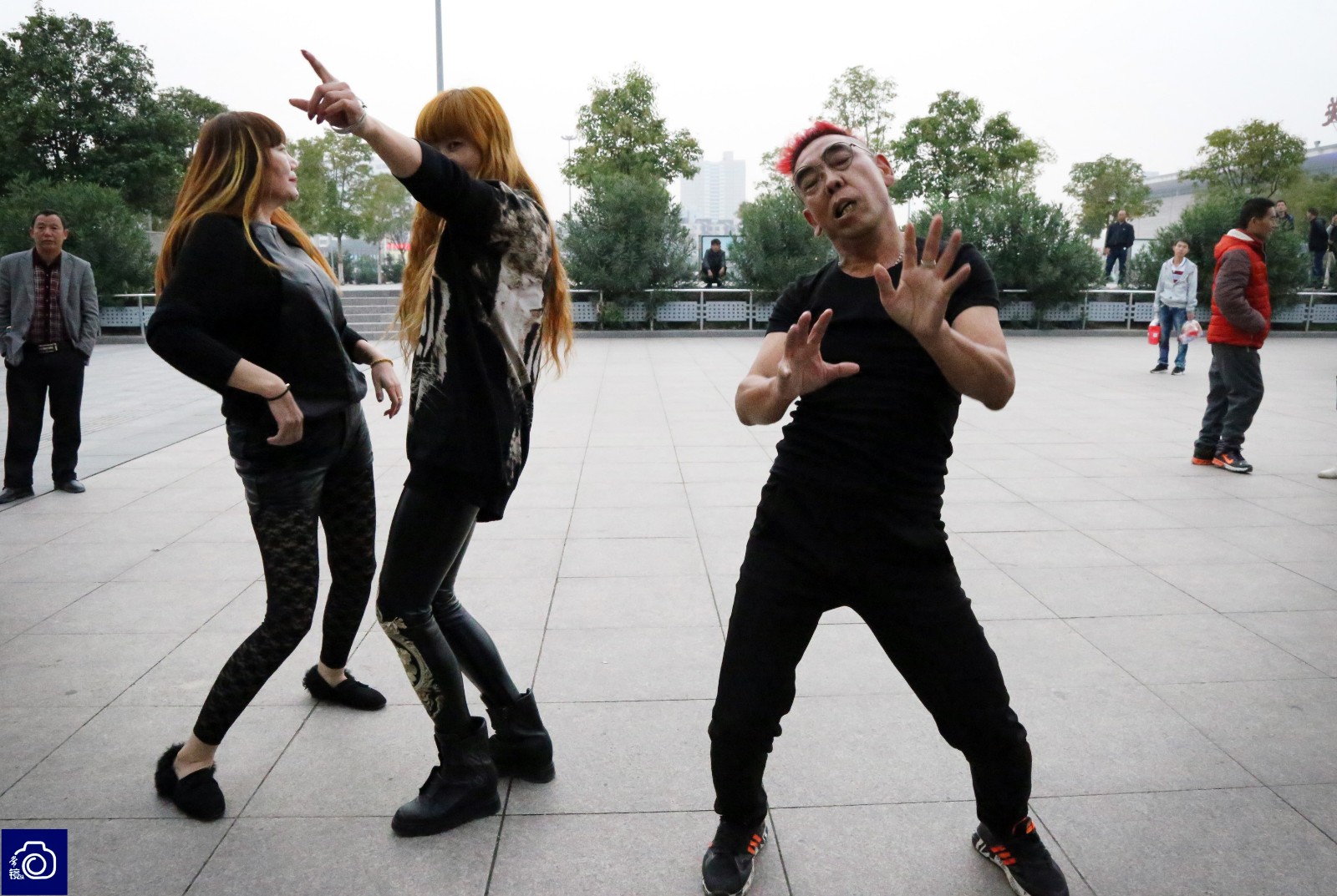 郑州"尬舞皇帝"的双面人生:出门疯狂无比,回家柔情似水