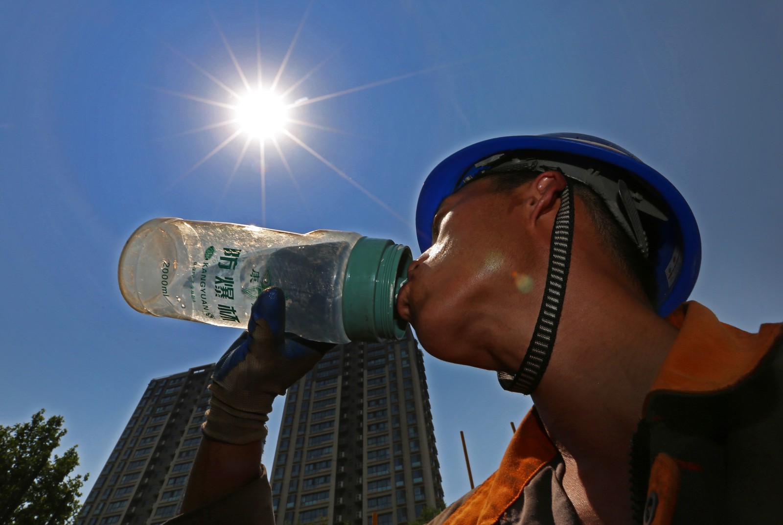高温下的劳动者建筑工人一天喝16斤盐水