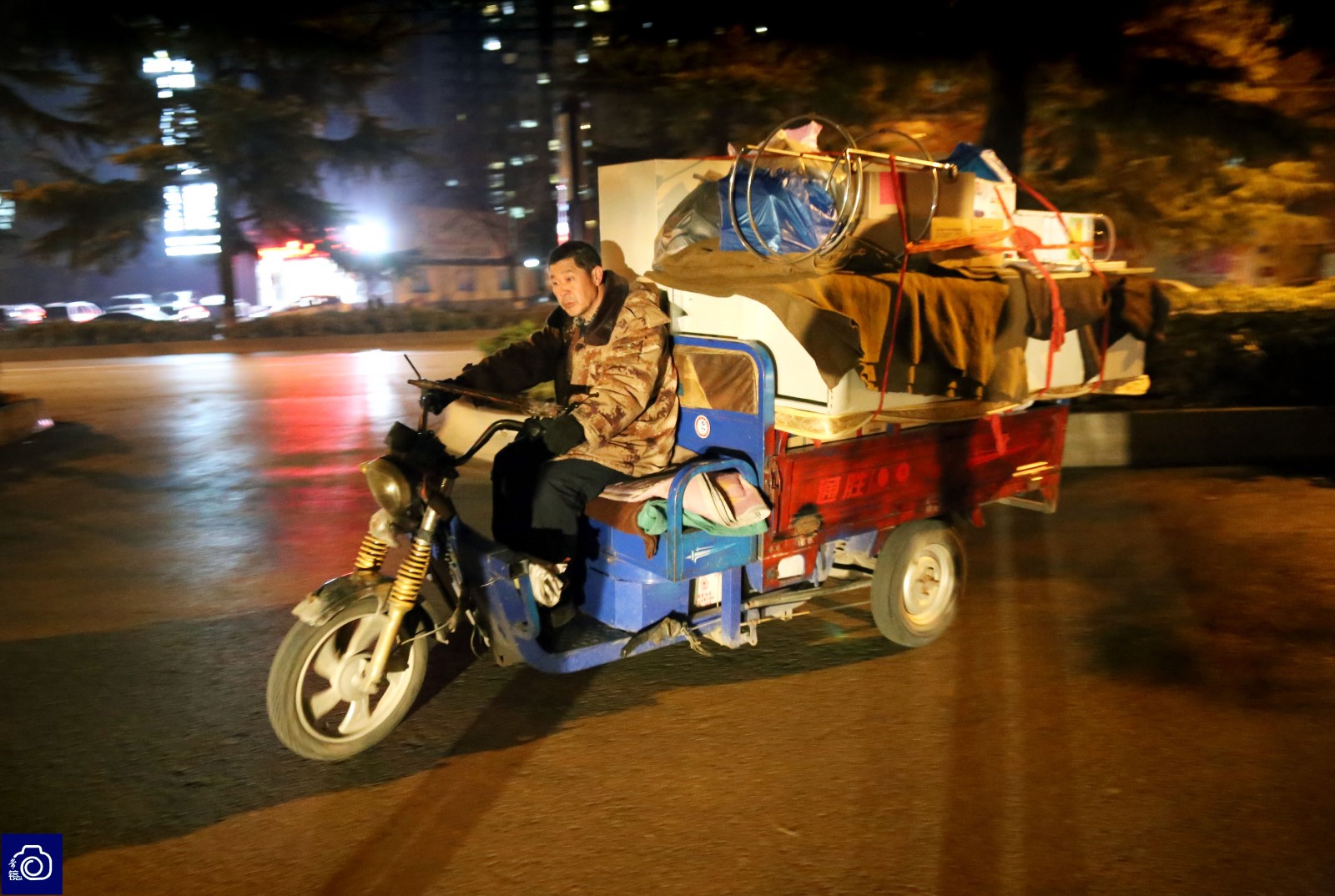 男子坐拥200平米豪宅却做苦力活赚钱,累的满头大汗挣80元