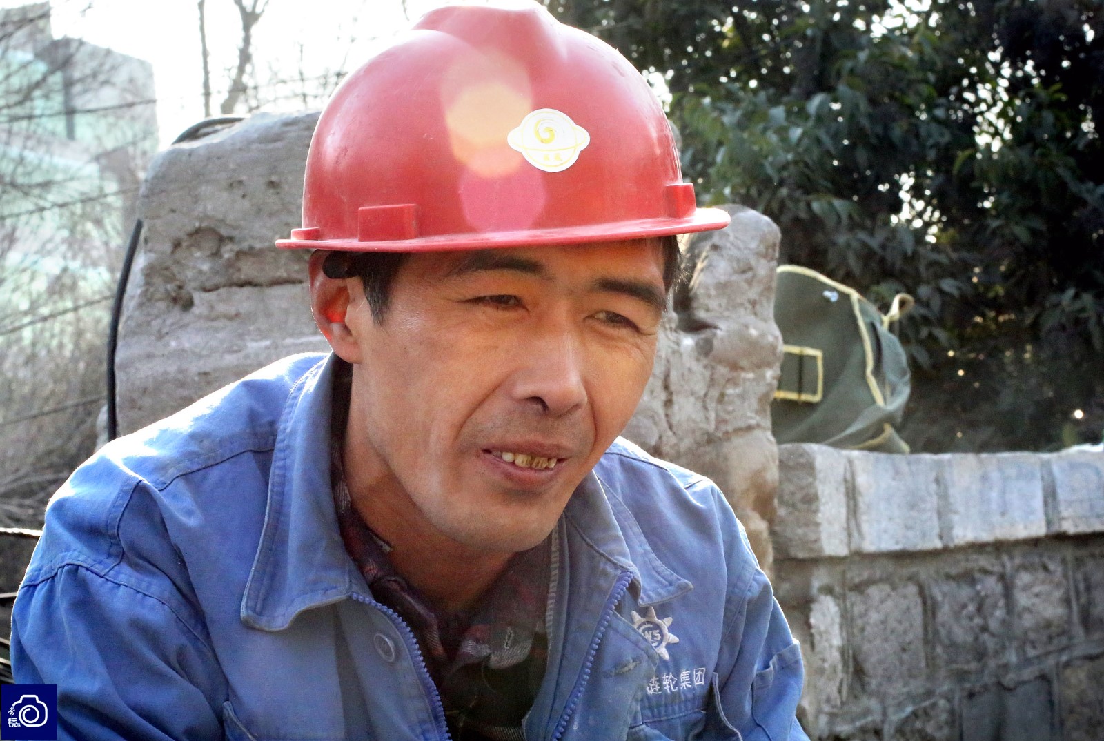 济南街头现"2017最美合影",9名民工在施工地自拍戳中泪点