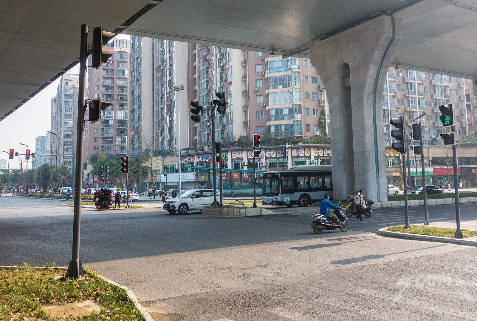 成都十字路口成网红路口竟有37组交通信号灯