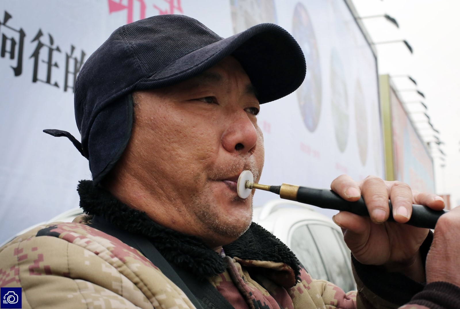 河南男子吹唢呐昔日出场费上千如今街头卖艺一天挣70元钱