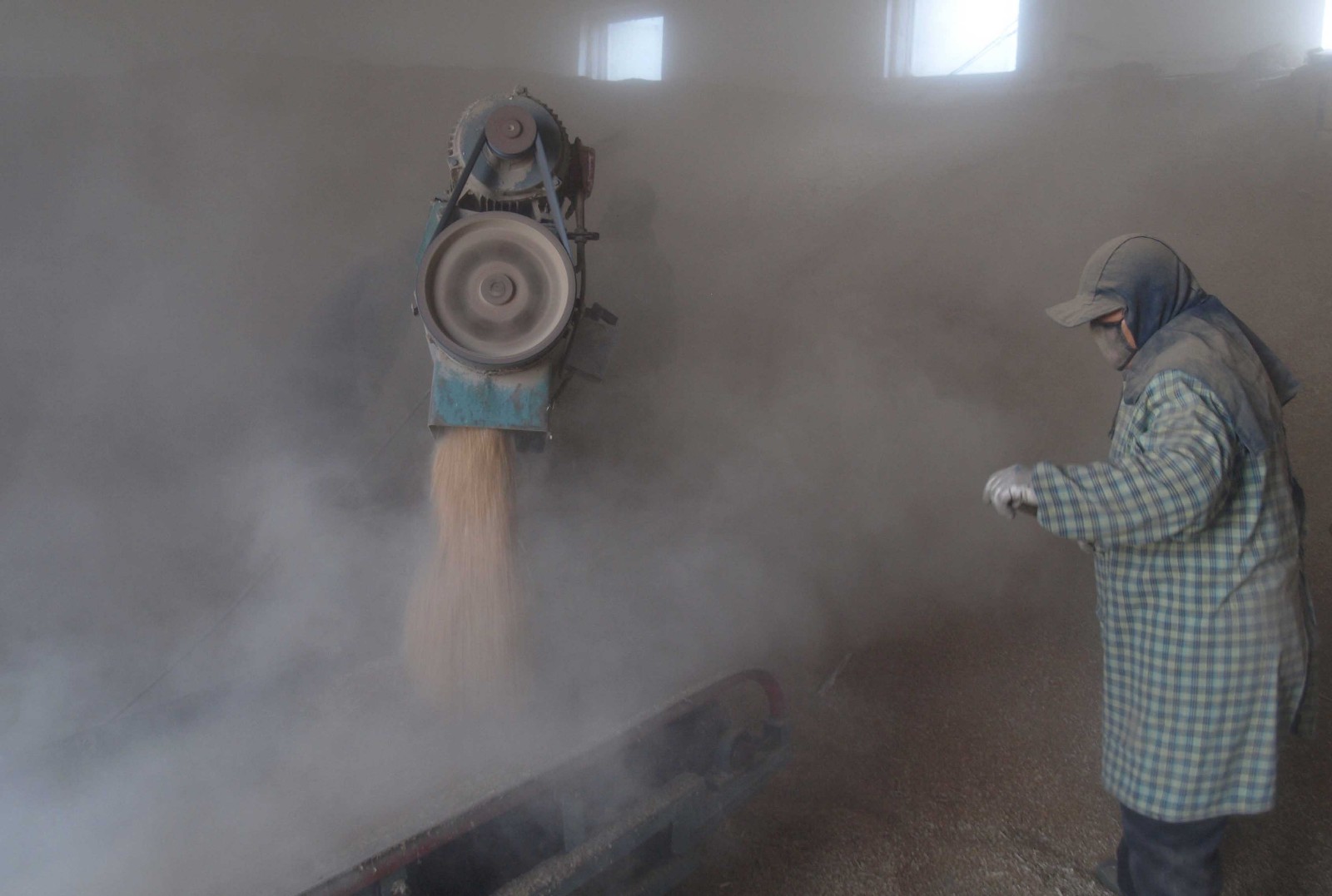 看看乡村里的的农民装卸工在这样的恶劣环境下是怎么工作的