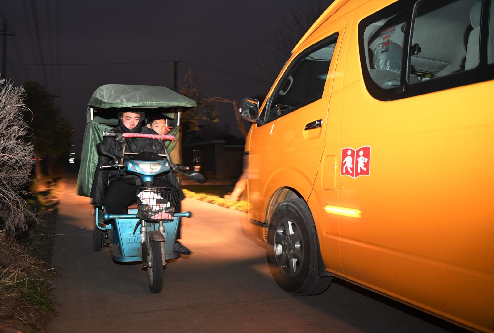 无臂少年20年前名扬全国如今守着弱妻爱子一菜一饭淡安度日