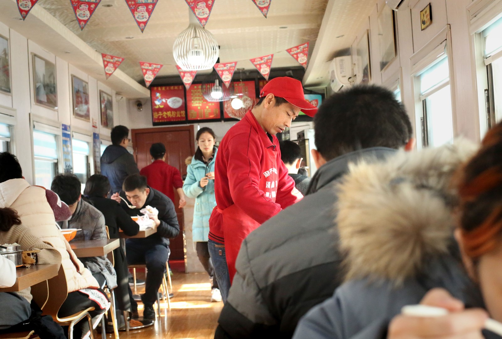 高校"火车餐厅"与车站相似度高达99%,生意火爆时场面堪比春运