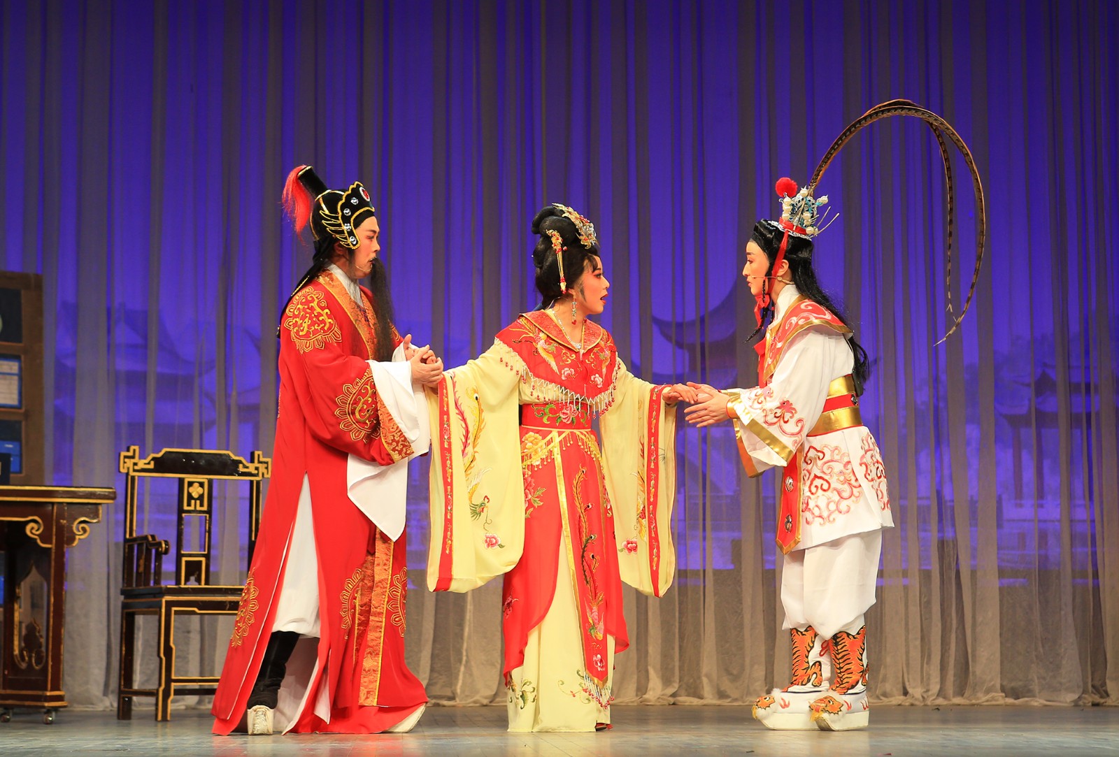 越剧爱好者自排自演《白兔记》岛城受追捧