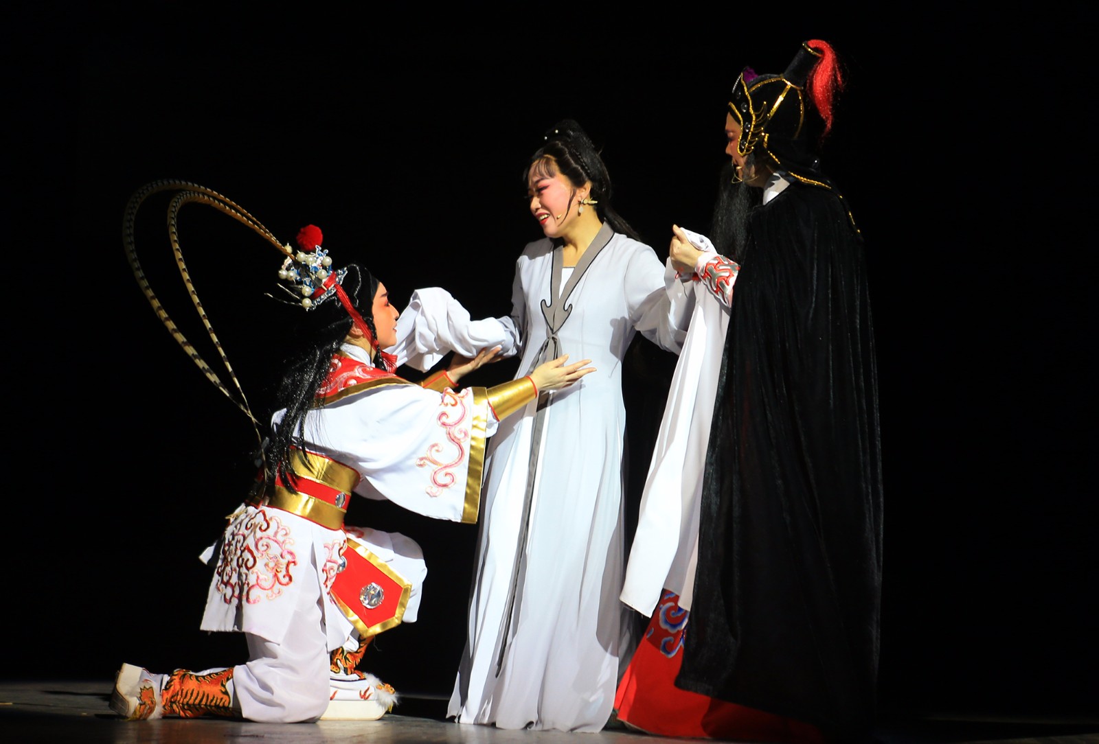 越剧爱好者自排自演《白兔记》岛城受追捧