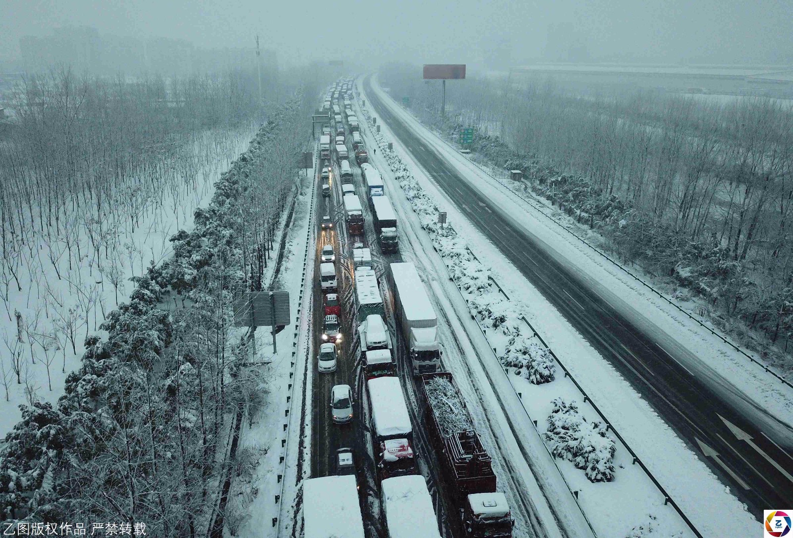 暴雪致道路结冰,高速车辆拥堵十几小时_新浪看点