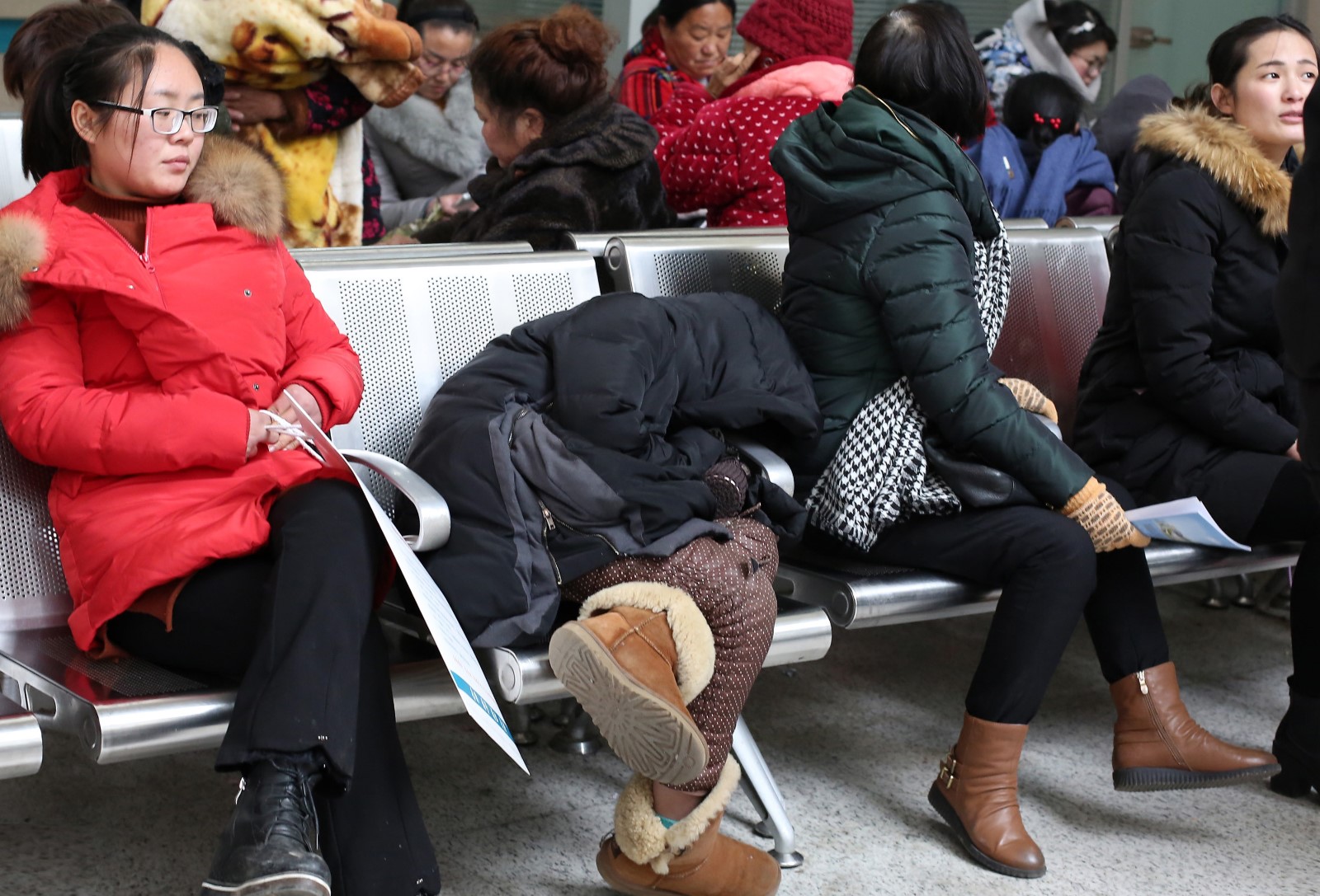 实拍"全球最大医院":拥挤场面堪比春运,乘扶梯要排队