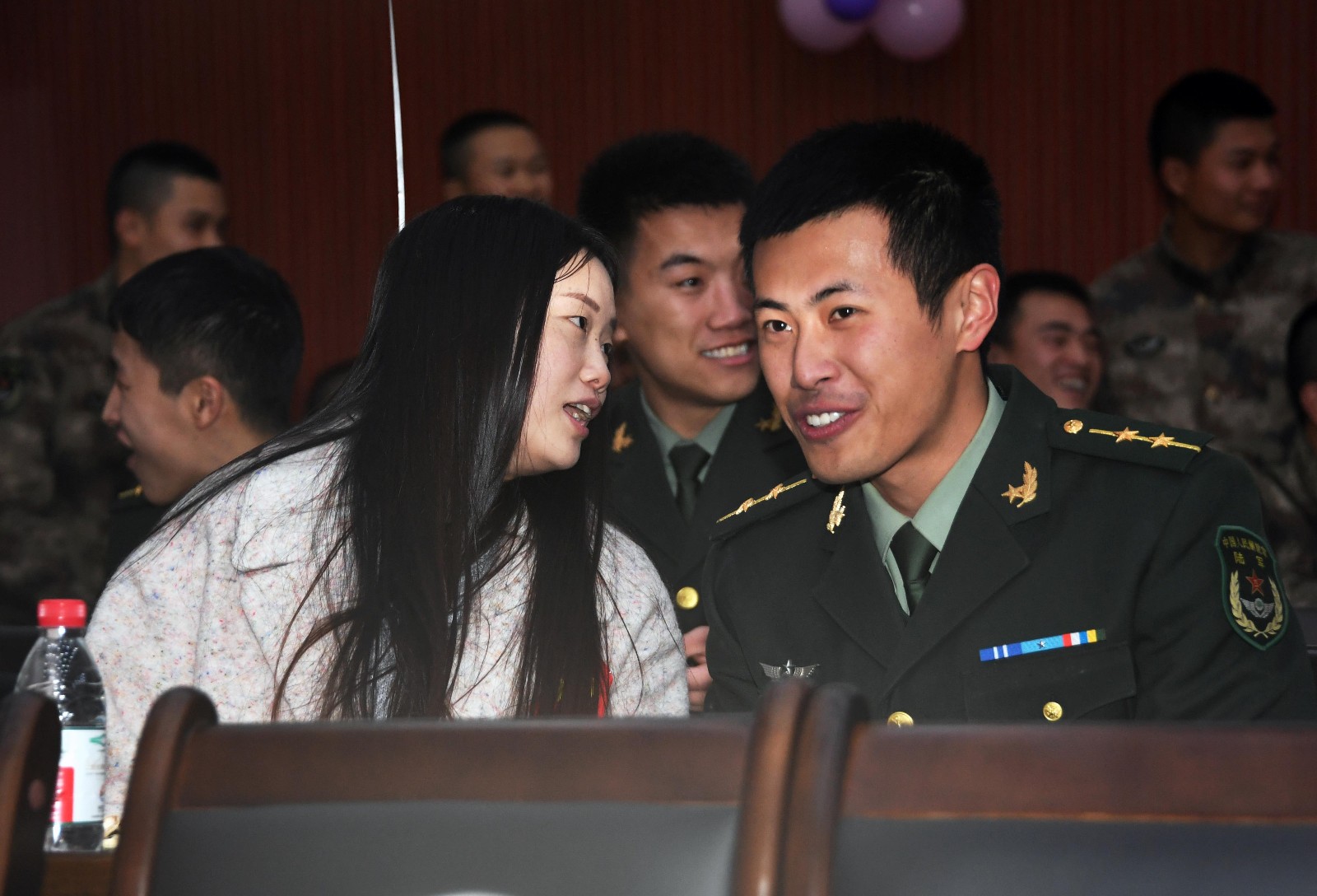 70多名靓丽女孩赴军营相亲,兵哥哥背着她们飞奔