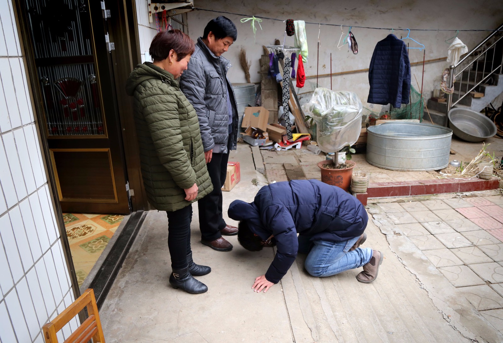 河南小伙返程前跪谢父母养育恩已坚持5年