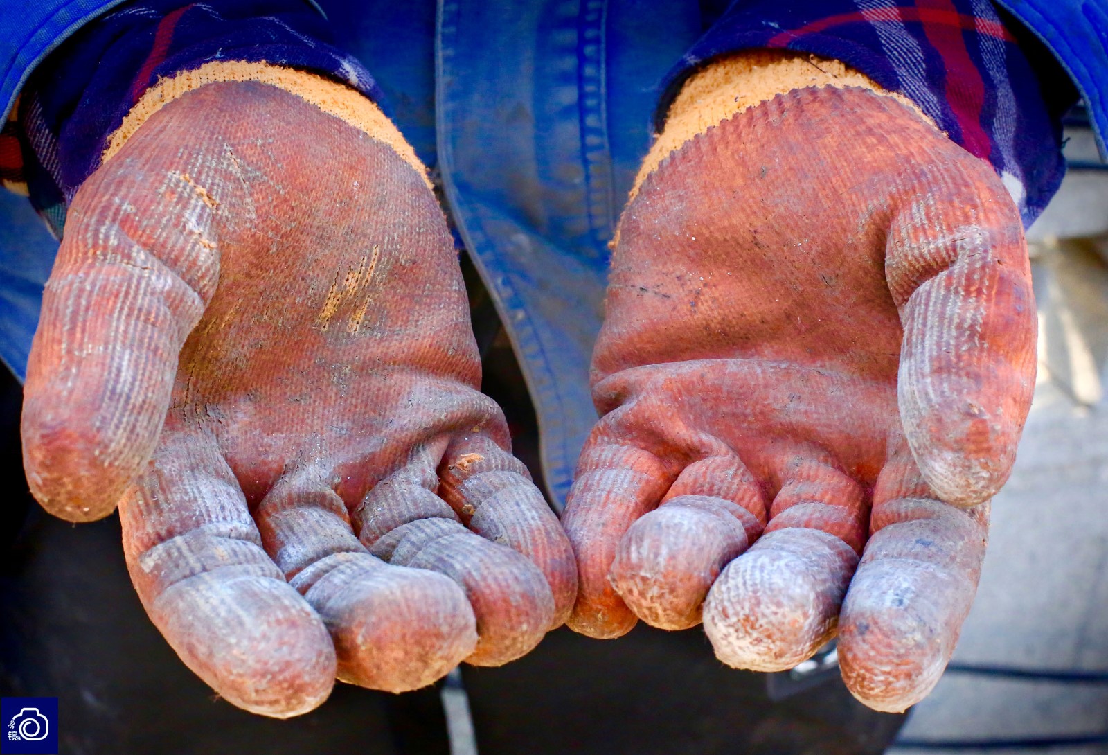 6/ 8虽说干活时戴着手套,但从手套上的磨损程度就能体会到他们的辛苦.