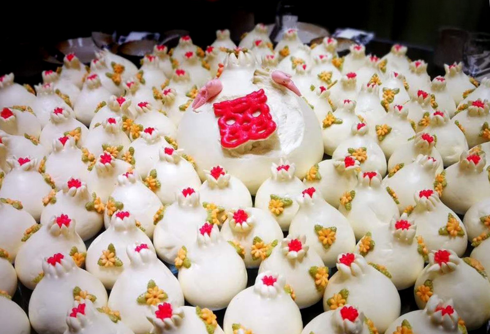 和老伴结婚50周年纪念日,孩子们为了给他们送祝福,准备了100个馒头