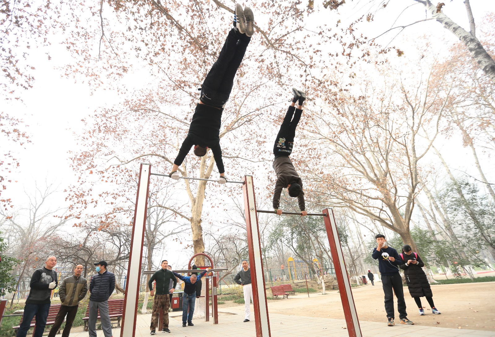 街头健身达人 惊险炫酷动作让市民惊叹不已