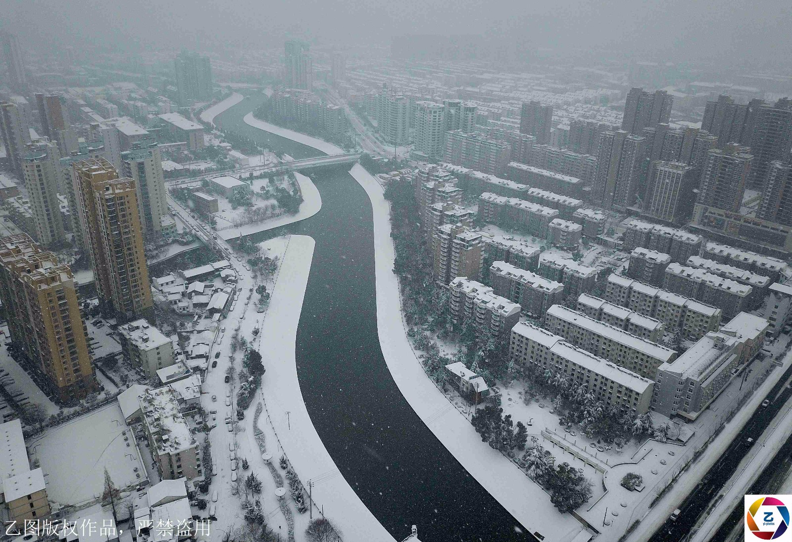 图为航拍暴雪中的合肥南淝河.