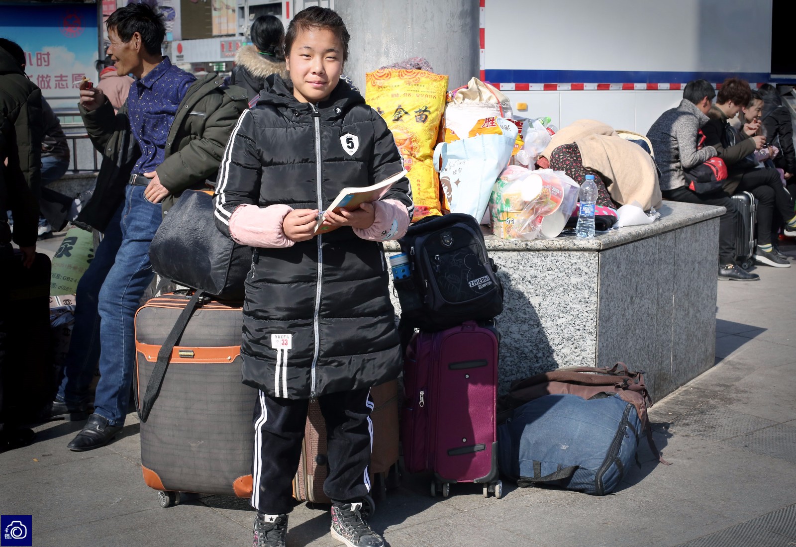 15岁女孩来回奔波7000公里回家过年,路上带7盒泡面|新疆|泡面|来回