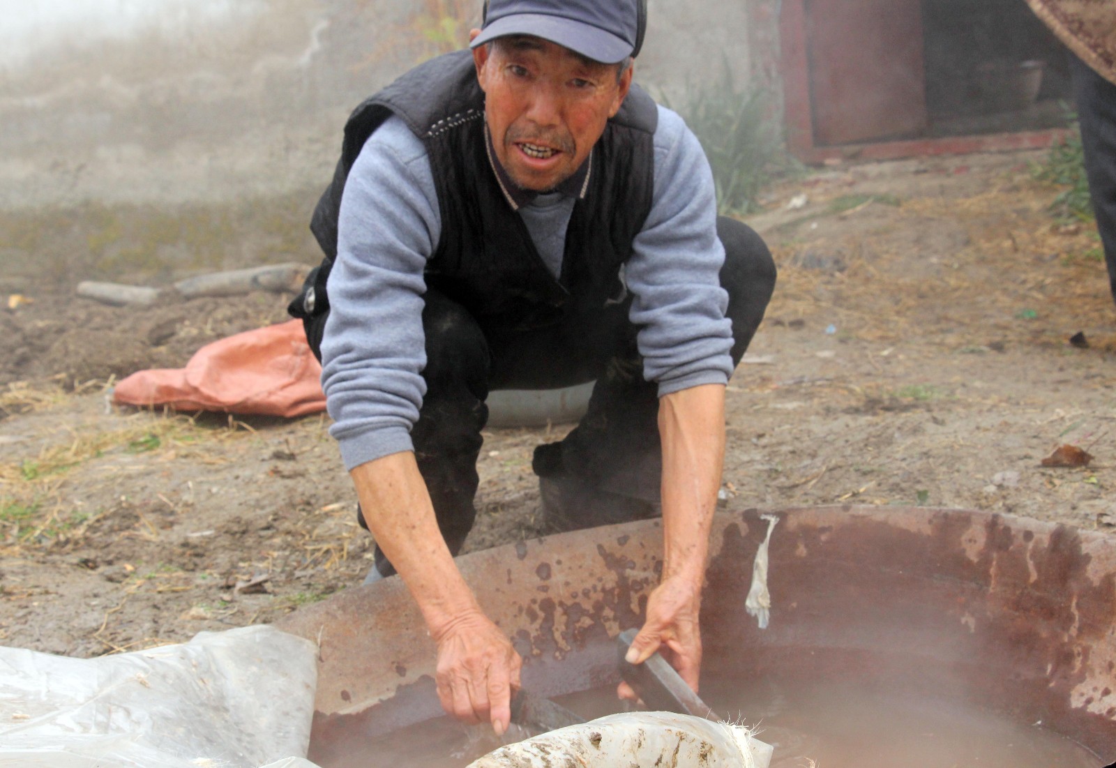实拍农村过年杀猪过程:杀猪匠练就一招捆猪本领