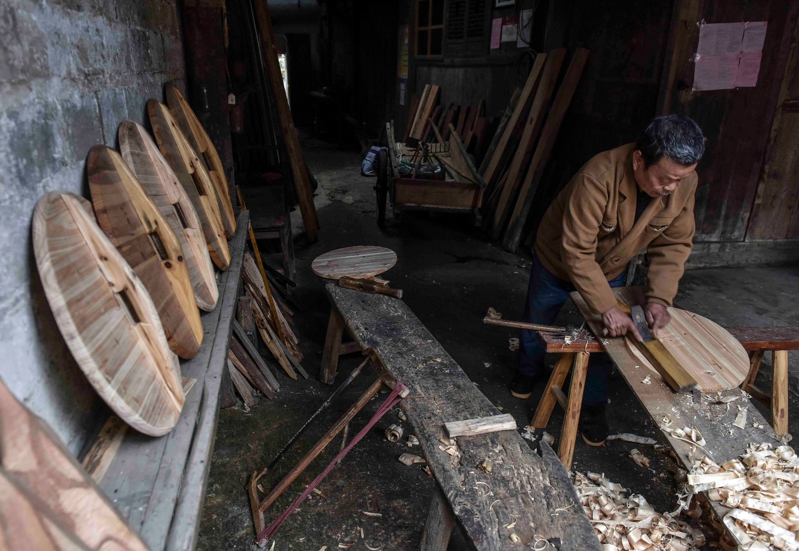 年轻妻子带女改嫁,独眼老木匠守着最后一口棺材孤单度日