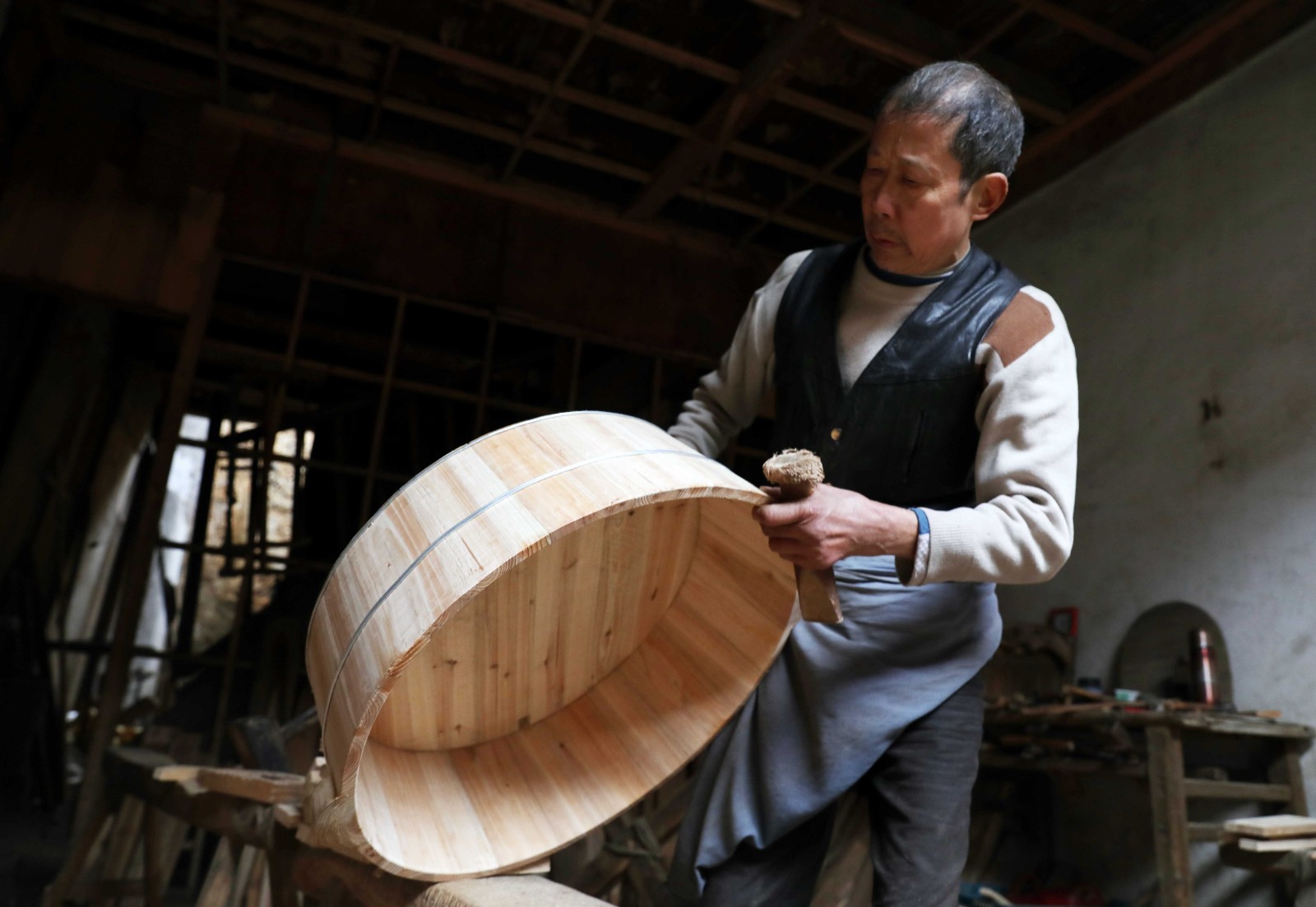 67岁老人箍桶50年,带会4徒弟全部转行