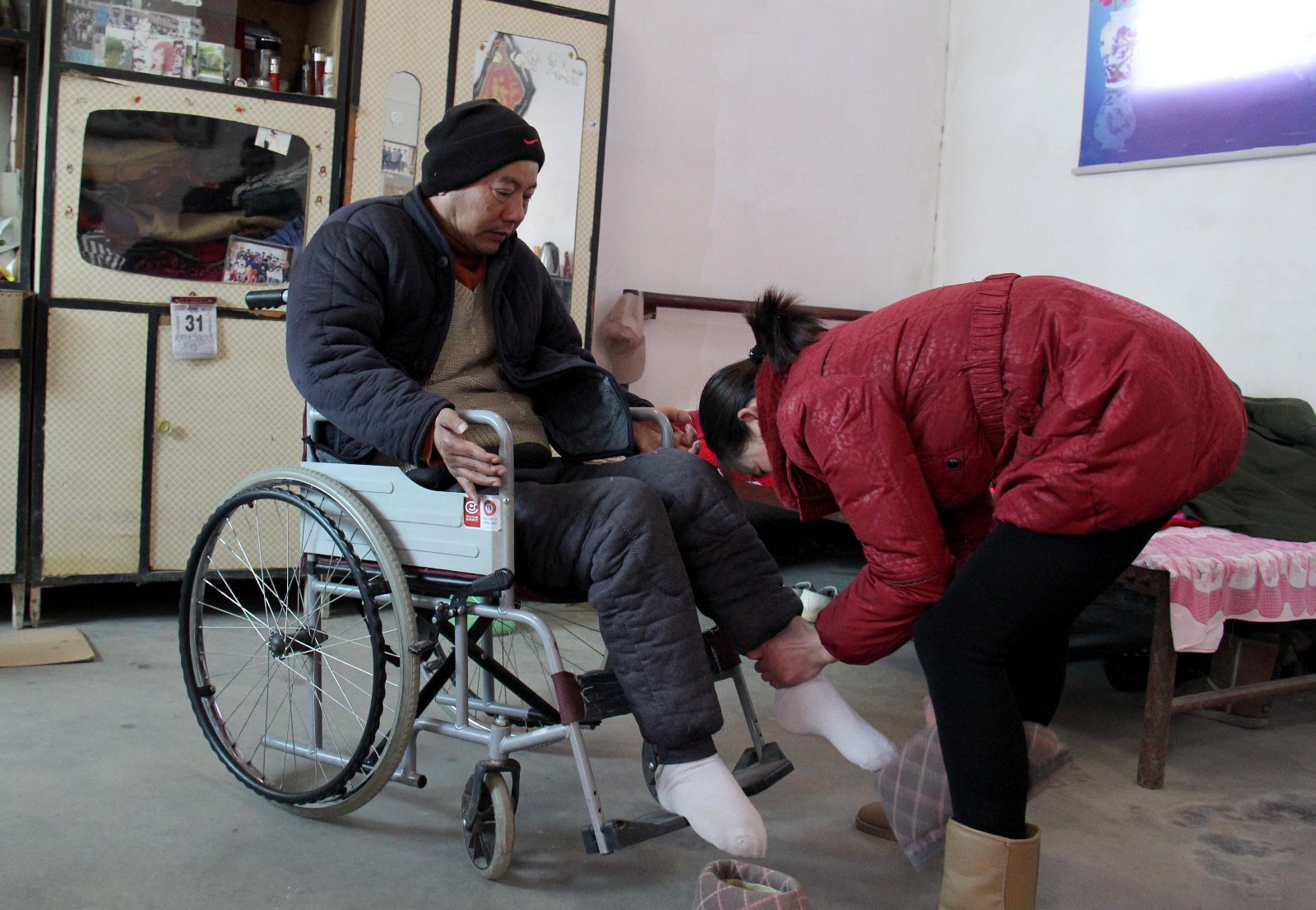 16年她来推着四肢瘫痪的丈夫外出转悠已推坏了三辆三轮车