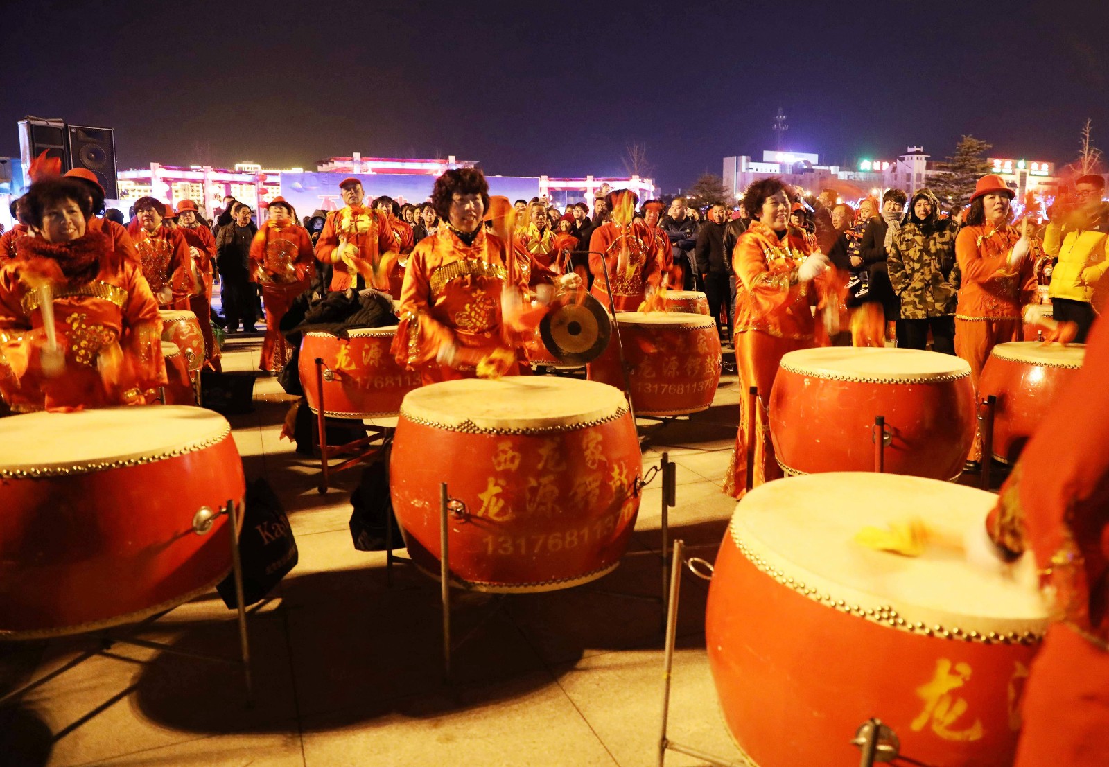 元宵夜万名市民聚集广场赏月看灯观演出戴花灯 场面热闹壮观