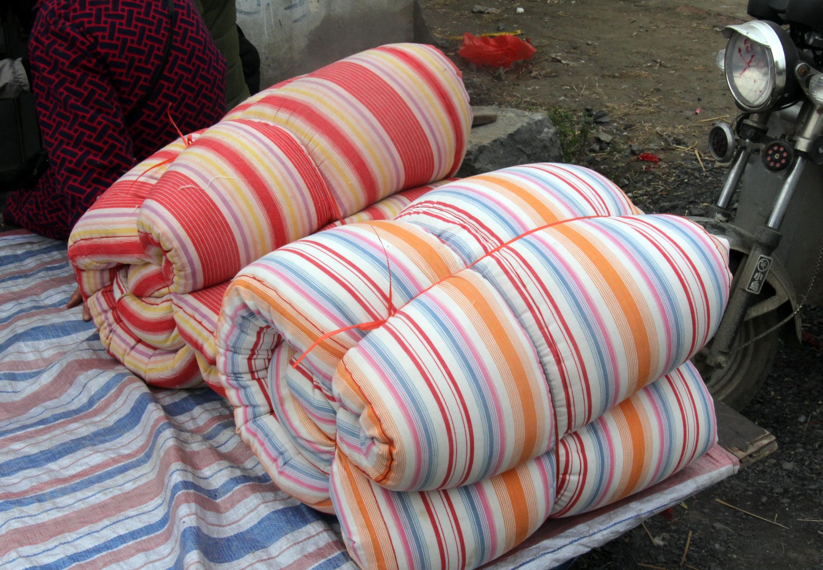 快过年了农村老人扎推弹棉花原因让人暖心