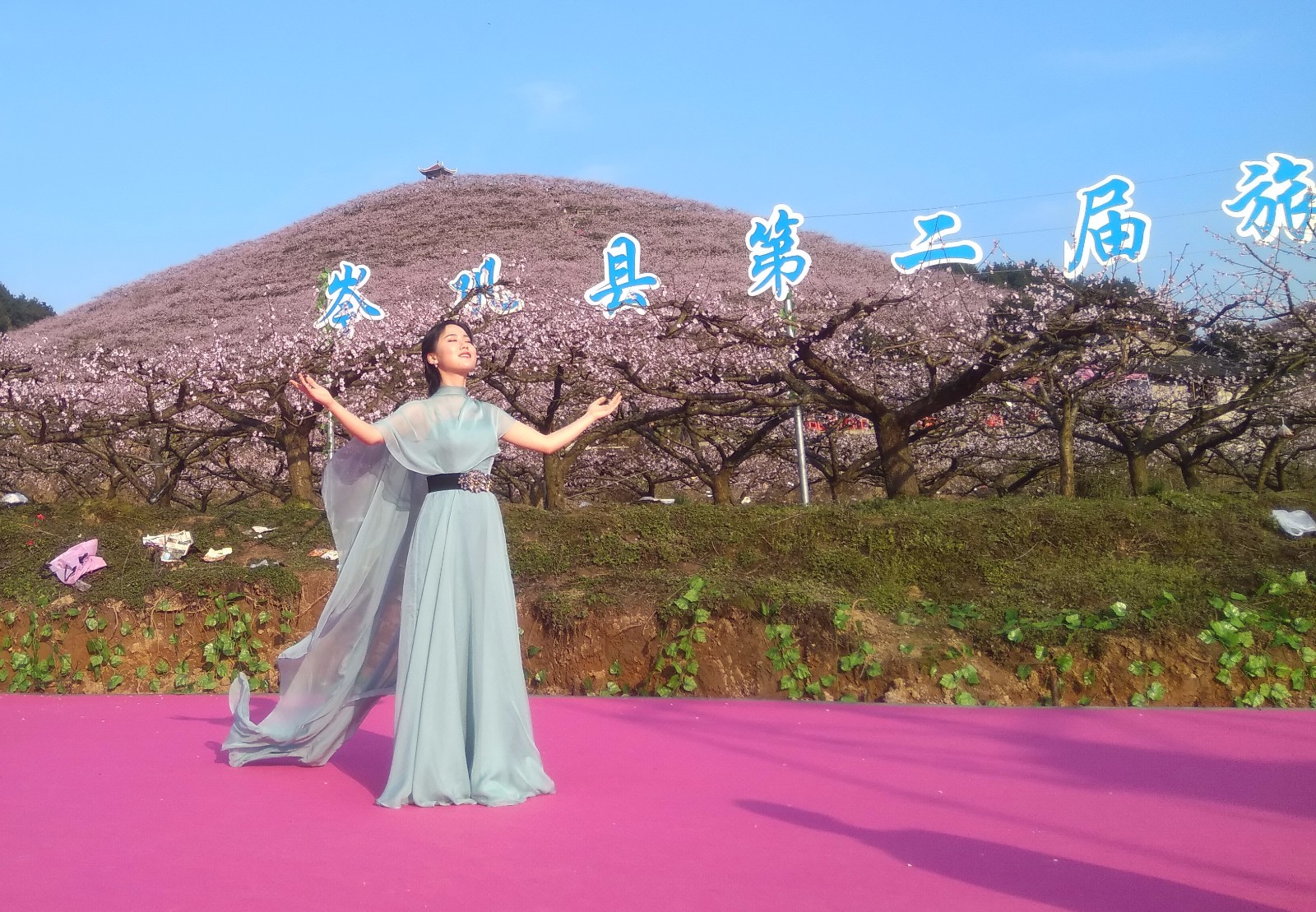 黔籍歌手杨西音子在岑巩第二届桃花文化旅游节现场