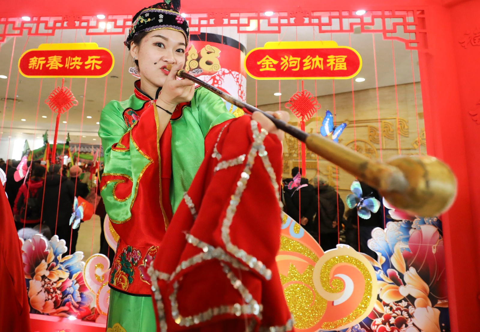 美女嘴里叼个大烟袋花哨扮相引众人的围观