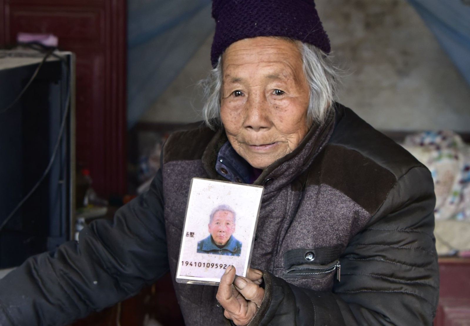 78岁老奶奶暴雪中卖菜3小时无人问津,幕后原因让人感慨