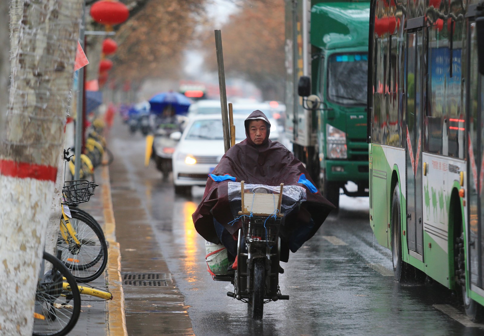 西安再降春雨 有人雨中赏花有人为生活奔波_新浪看点