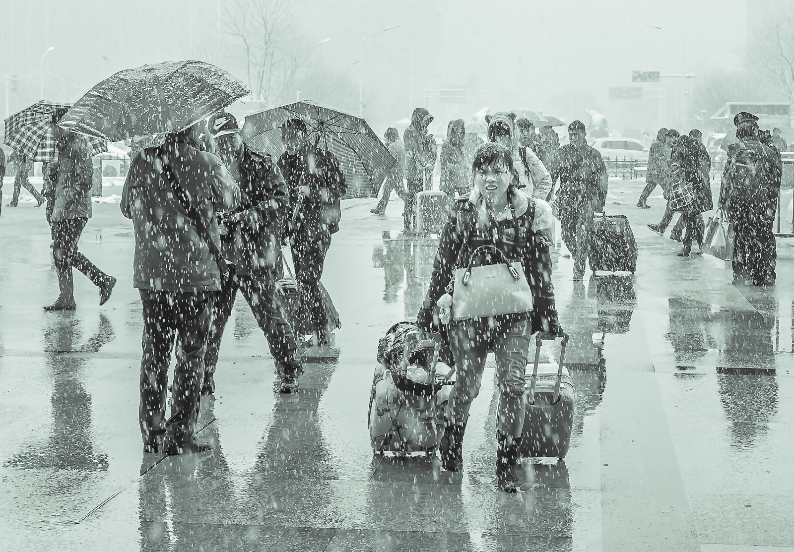 汉口火车站风雪交加中的一幕一位平凡而伟大的母亲