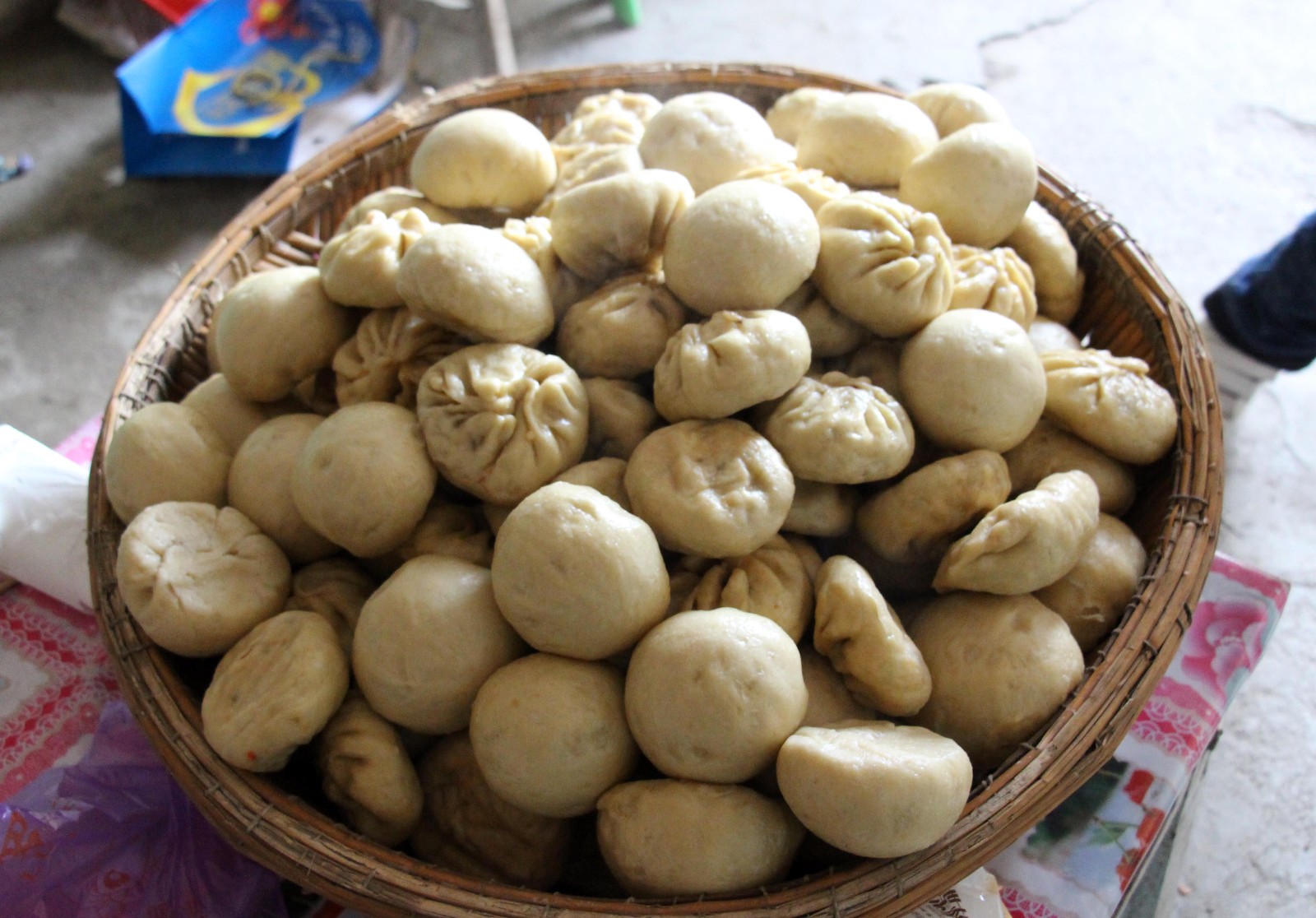 农村六旬老人过年用这个老物件蒸馍,您知道叫什么名字吗?