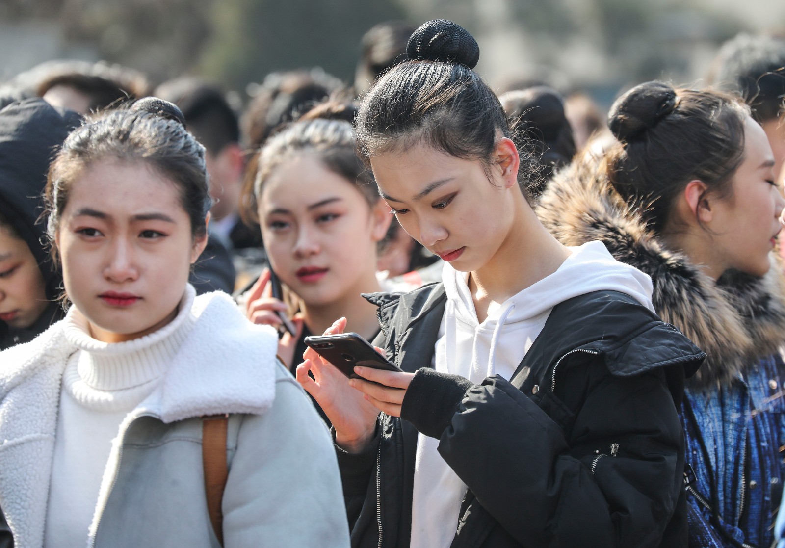 沈阳音乐学院艺考拉开帷幕 寒风中美女盛装亮相