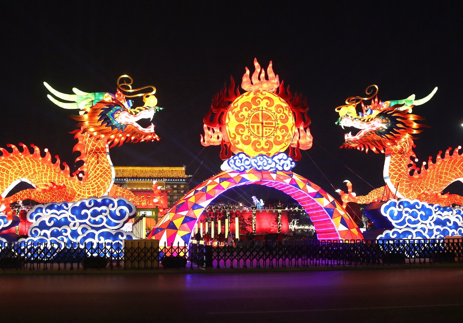 西安城墙彩灯点亮 南门内外现龙凤呈祥|西安城墙|灯展|彩灯_新浪新闻