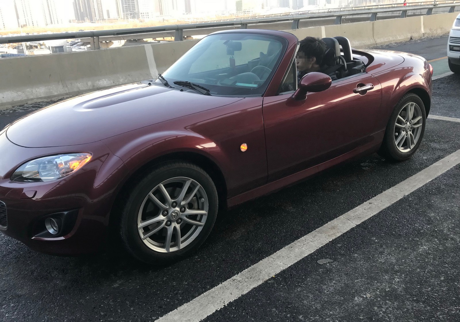 小伙子开敞篷跑车高铁站跑滴滴