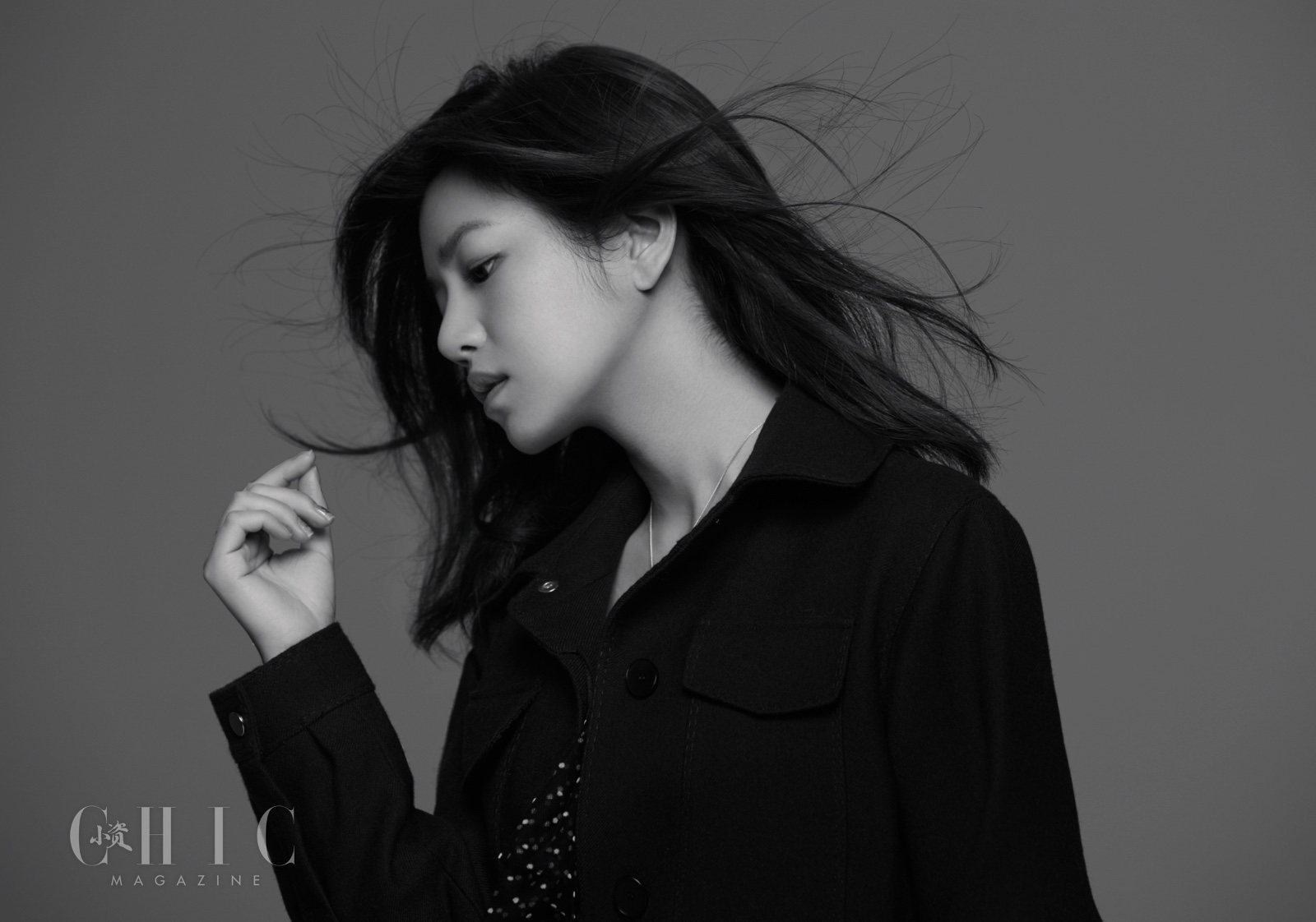 陈妍希曝黑白风格大片 恬静气质闪耀冬季