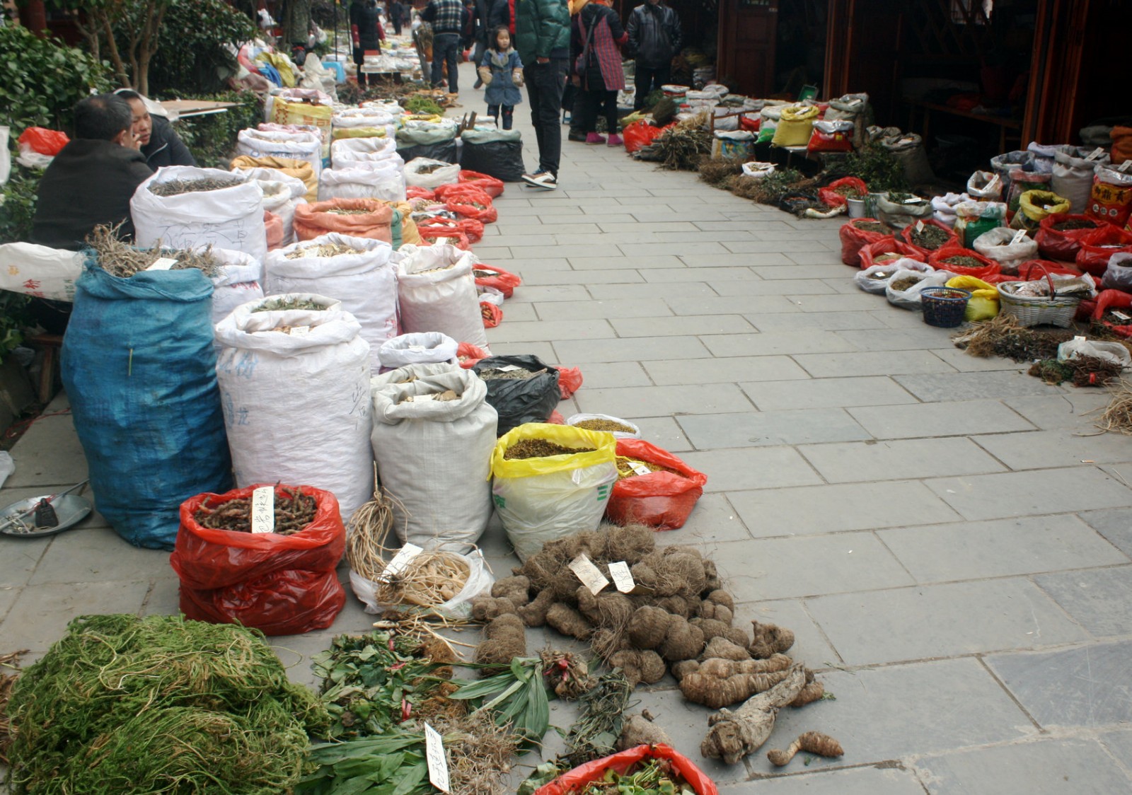 从山上采草药来城里卖不知道叫什么草药最后卖200元一斤