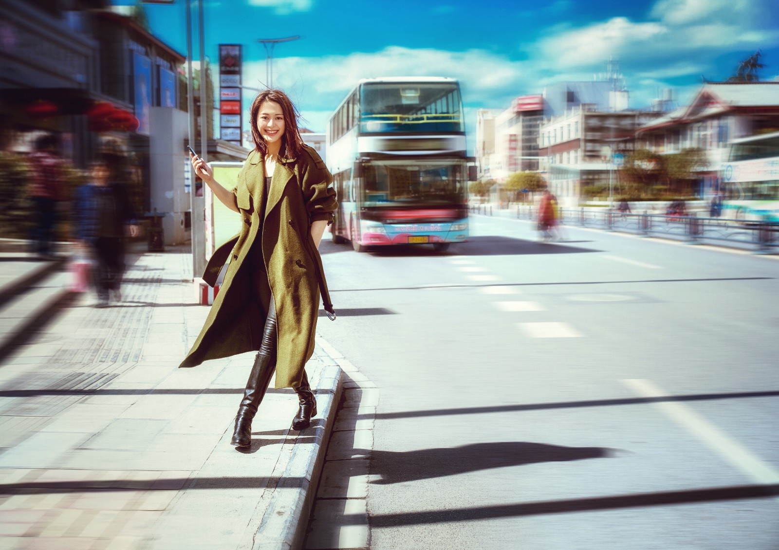 王力可植树节街拍大片曝光 身着绿色华服倡导环保