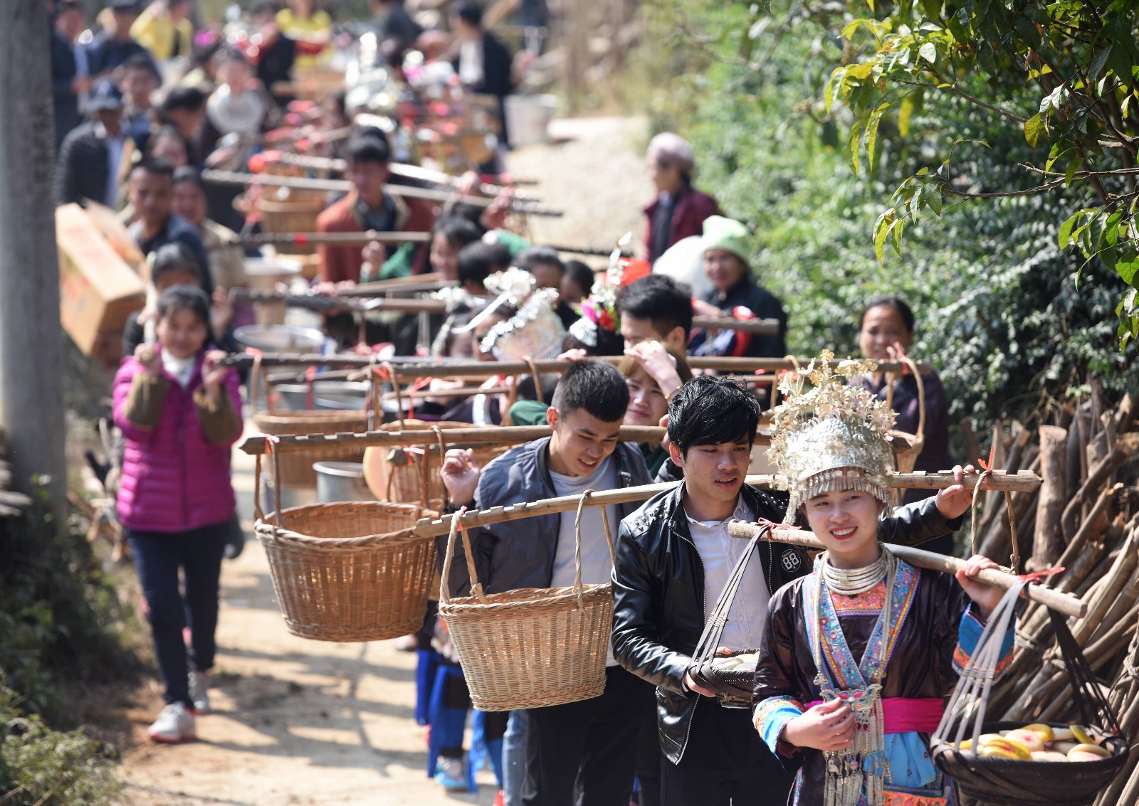 每年的大年初三前后,在广西三江侗族自治县,人们都会见到很多人抬着