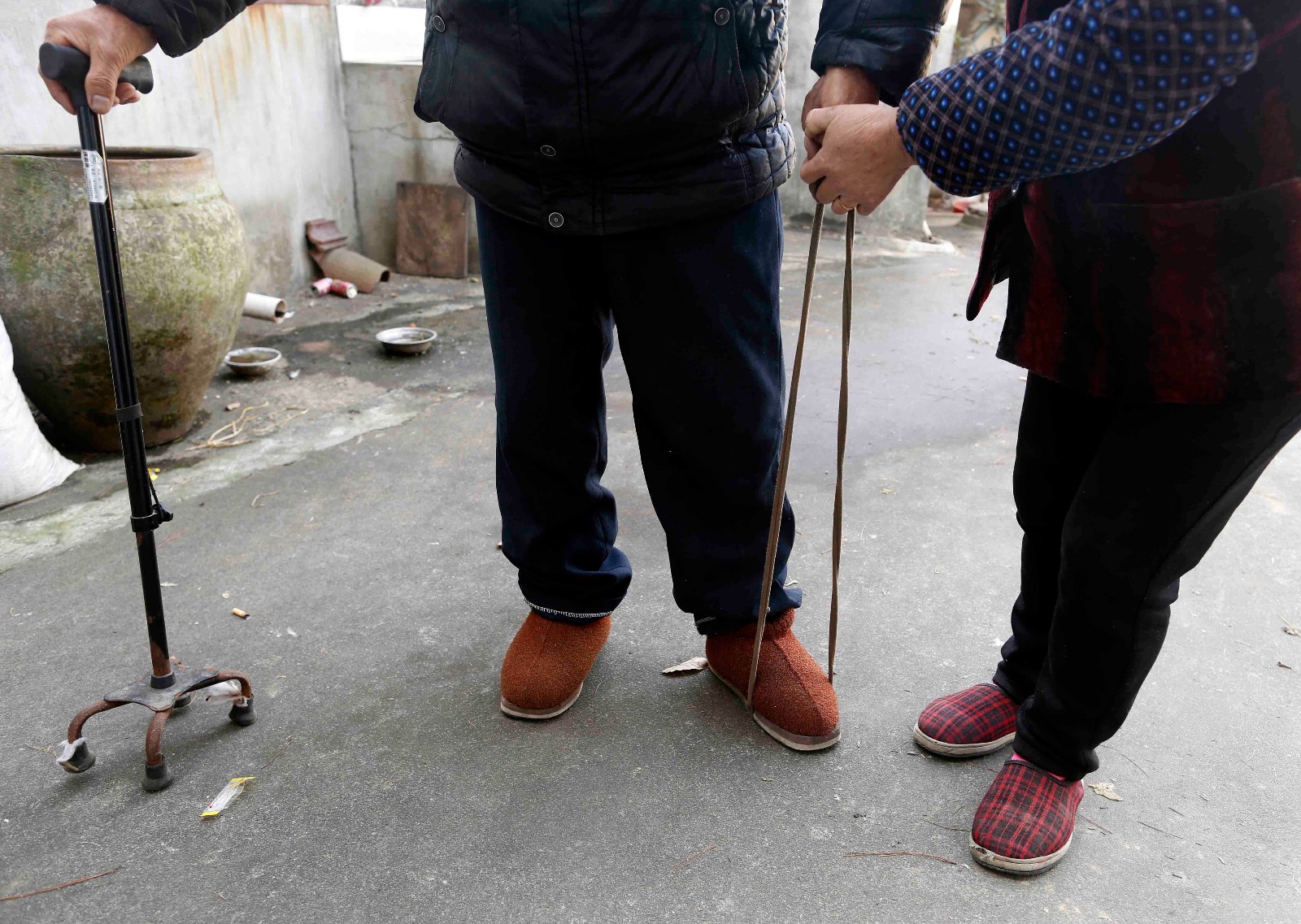 67岁老人中风后盼康复,脚底挂根绳索用手提着走了9年