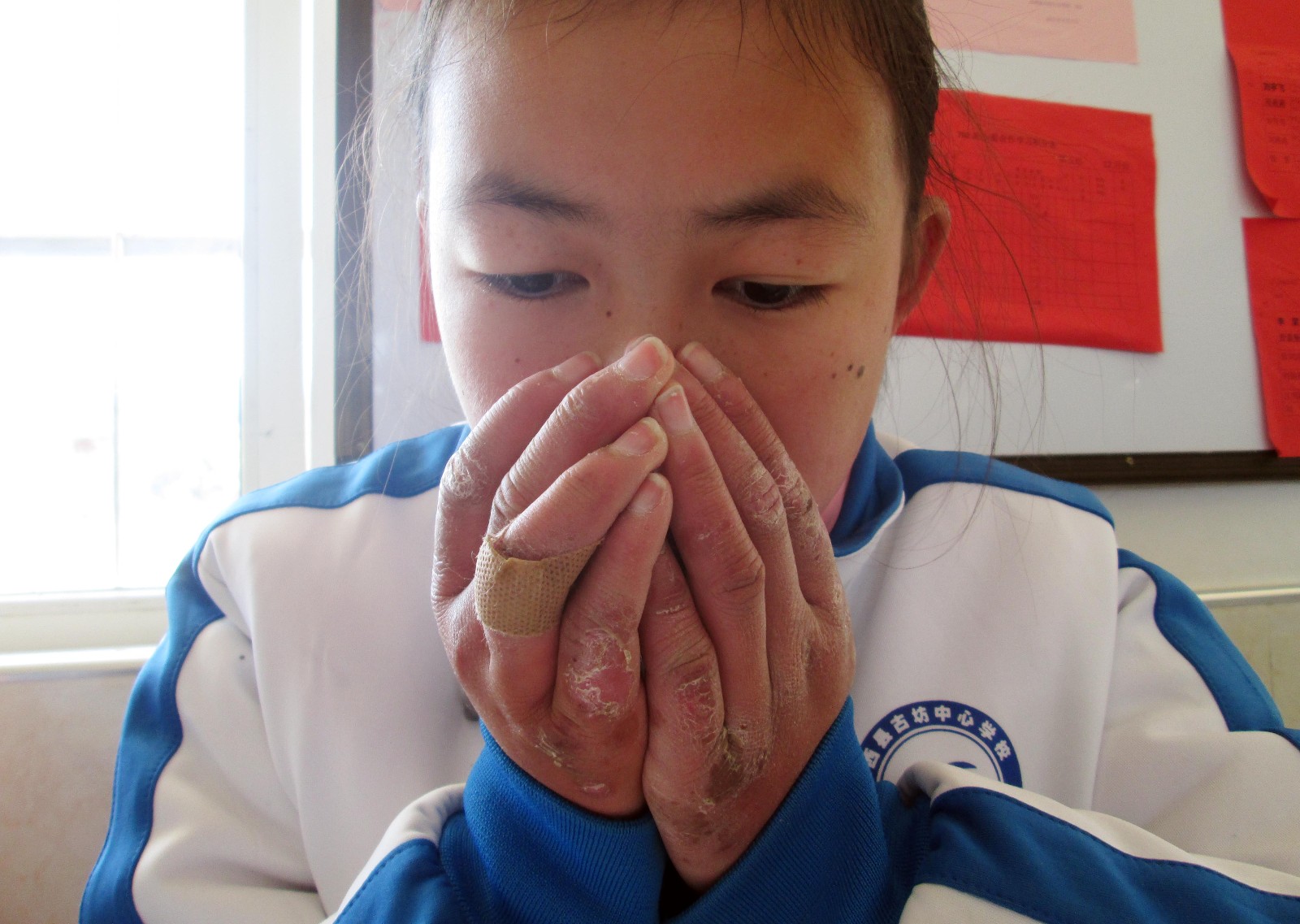 用嘴呼出热气暖手上课|成绩|双手|留守儿童_新浪新闻