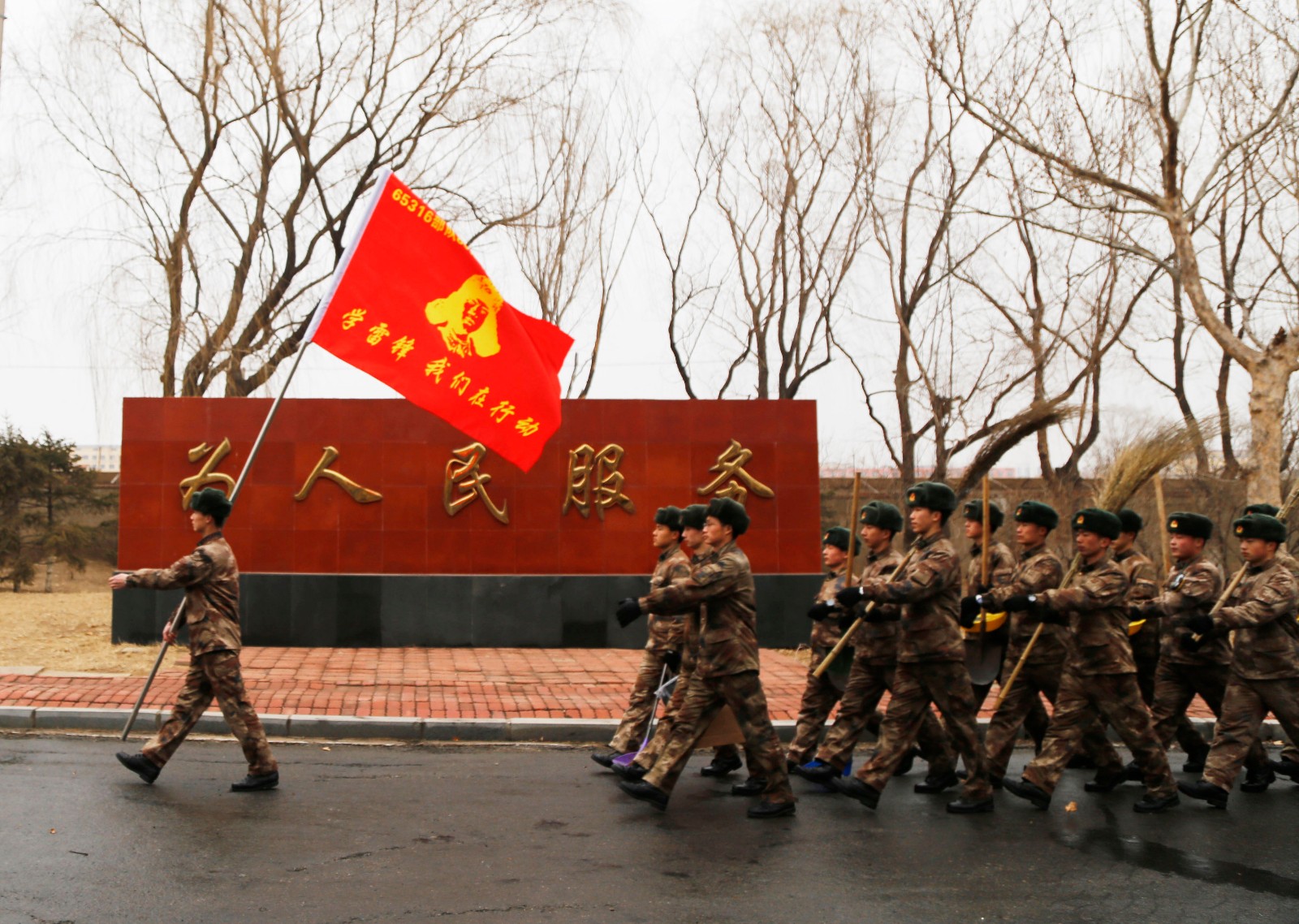 部队移防新驻地组团学雷锋与贫困户结亲,大娘含泪追送到村口