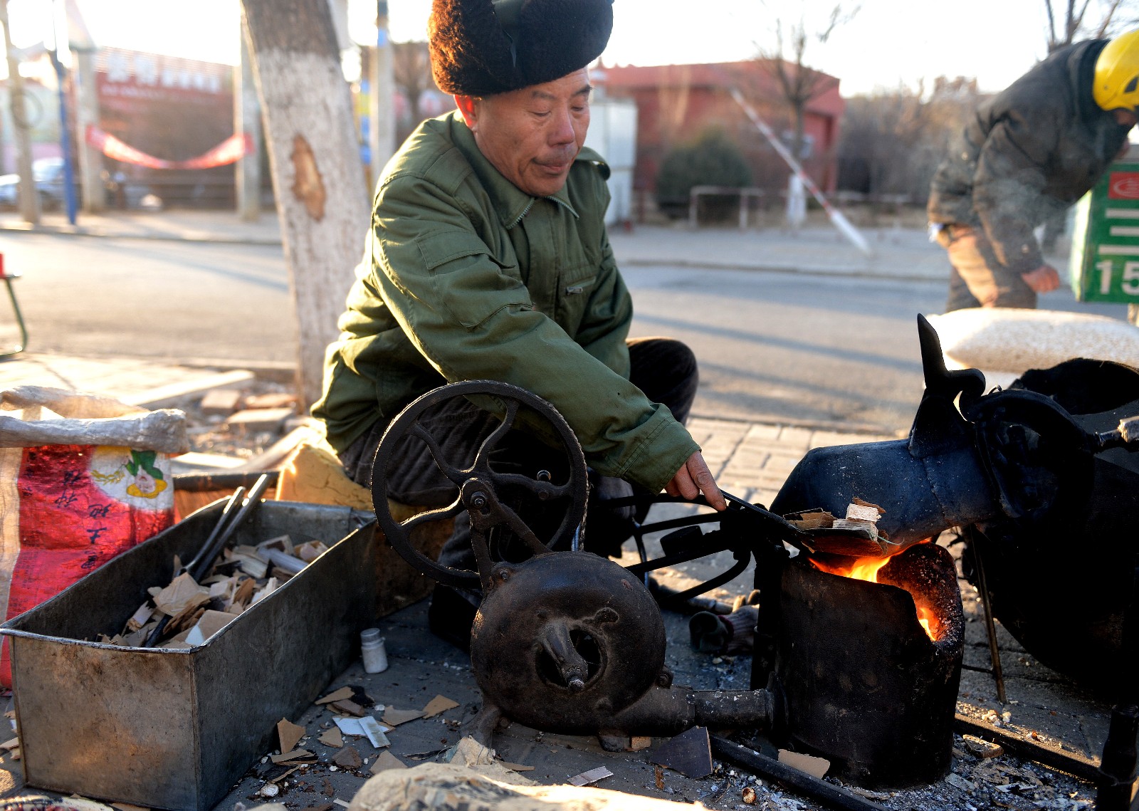 东北大叔一年手摇三千锅爆米花常年不休成名人