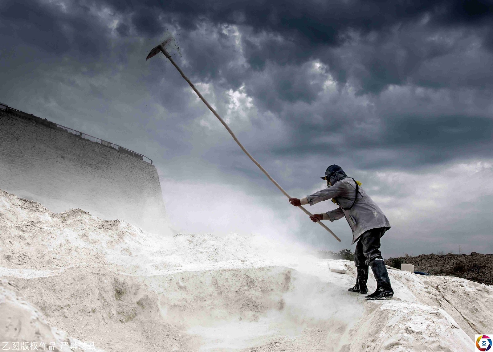 民工兄弟与粉尘为伍满身灰尘孩子看到都不敢认