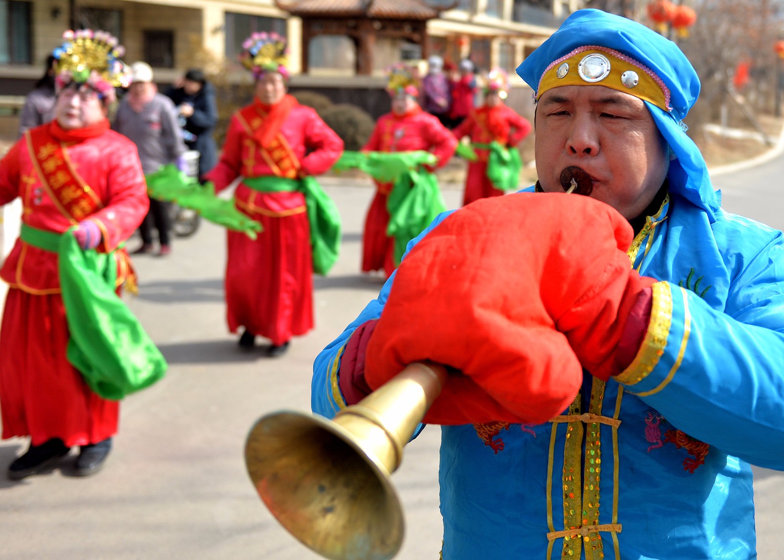 辽宁省朝阳市城区一支60多人的秧歌队里,一名男子唢呐独奏保障秧歌队