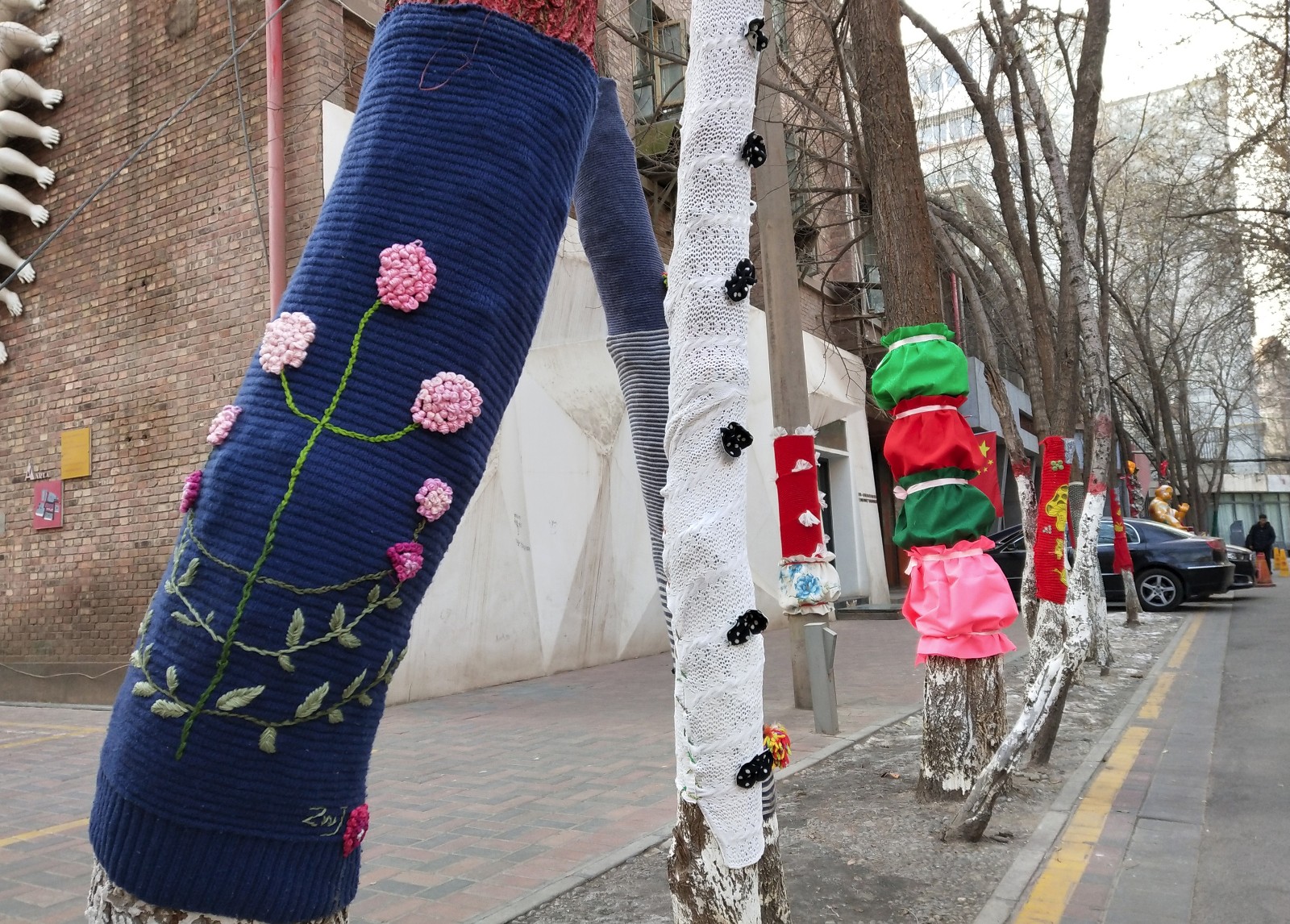 毛线进行创作,为大树穿上色彩斑斓的新衣,让大家的创意温暖这个冬天